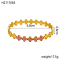 Detail van gouden roestvrijstalen armband met bloemmotief en roze strasstenen - Gouden Stijl - Roze Strass (HZ1170B3)