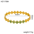 Gedetailleerde weergave van gouden klaverarmring met groene strassteentjes en maten - Gouden Stijl - Groene Strass (HZ1170B4)