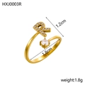 Détail d'une bague ajustable dorée avec lettre R, pavé de zircons et hauteur de 1,2 cm - Lettre R / Or
