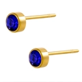 Gedetailleerde macro-opname van gouden ronde oorknopjes met donkerblauwe zirkonia stenen - Gouden Basis Donkerblauw Strass (XE1368D1)