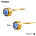 Dettaglio di orecchini a lobo da 0,4cm con zircone blu e base in acciaio inox dorato - Oro Blu