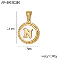 Dettaglio di un ciondolo dorato da 2,5 cm con rilievo lettera N e bordo decorato - Ciondolo a Lettera N Tondo con Sfere (AP45924D2E0)