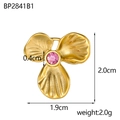 Dettaglio del ciondolo a trifoglio dorato con gemma rosa e petali plissettati - Fiore a Tre Petali Rosa (BP2841B1)