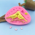 Silikonform mit Elstern und Blumen sowie fertiger Vogelfigur für Fondant-Kuchendekor - Rosa
