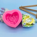 Molde de silicona rosa en forma de corazón con relieve de ángel para jabón y yeso artesanal - Relieve Corazón Amor de Madre (QH3704)