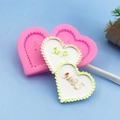 Herz-Silikonform-Set in Rosa mit MR und MRS Prägung für die Dekoration von Hochzeitstorten - Herz MR MRS Stil / Rosa