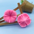 Kirschblüten-Silikonform-Set in Rosa für Fondant-Blumen-Deko auf blauem Hintergrund - Rosa (QH1734)