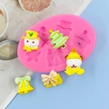 Weihnachts Silikonform mit Schneemann, Tannenbaum, Bär und Glocke zum Backen von Kuchen - Weihnachten 5-in-1 Stil / Rosa