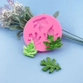 Siliconen mal esdoornblad met drie groene fondant bladeren op blauwe achtergrond - Roze