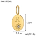 Detailaufnahme der goldenen ovalen R-Buchstaben-Anhänger mit Stern und kleinem Diamant - Buchstabe R