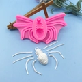 Moule en silicone araignée rose pour gâteau et chocolat sur fond bleu structuré - Rose