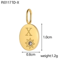 Makro-Detail von 14K vergoldetem ovalem Anhänger mit Buchstabe X und Zirkonia-Stern - Buchstabe X