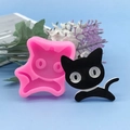 Stampo in silicone a forma di gatto con ciondolo in resina su sfondo azzurro - Rosa