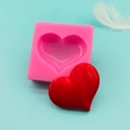 Molde de silicona rosa en forma de corazón para jabón y velas sobre fondo azul - Rosa