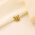 Vue macro détaillée du pendentif lettre W doré avec finition mate et design évidé - Lettre évidée W