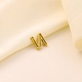 Pendentif lettre M évidée en or minimaliste avec finition mate sur tissu beige - Lettre évidée N