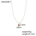 Detalle del collar de perlas con colgante de piedra rosa cuadrada y borde dorado - Estilo Gema Rosa Cuadrada (GX03259B-1)