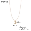 Vista detallada del collar de perlas con colgante de luna dorada y dimensiones 40+6cm - Estilo Luna de Strass (GX03352B)