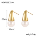 Detailansicht der Retro-Ohrringe mit goldenen Tropfen und runden Perlen, 2,3cm x 1,0cm groß - 14K Gold mit weißer Perle