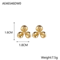 Dettaglio orecchini a fiore dorati con diametro 1,8cm e specifiche di peso pari a 7,5g - Stile Fiore a Tre Petali (AE46546DW0)