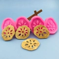 Silikonform in Pink mit vier realistischen Lotuswurzelscheiben für Schokolade und Mousse - Rosa