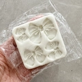 Weiße Silikonform mit vier Schleifen-Hohlräumen zum Backen und Fondant-Basteln - 5098 / Milchweiß