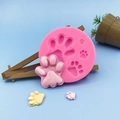 Rosa Silikonform Hundepfote für DIY Backen und Harzhandwerk auf blauem Hintergrund - Rosa Pfotenabdruck Form