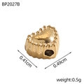 Detailansicht der kleinen goldenen Herzperle mit Wellenrand und Maßen für DIY-Schmuck - Goldene Wellenförmige Herzperle (BP2027B)