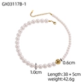 Détail d'un collier de perles avec une grande perle dorée et un fermoir mousqueton - Collier Perle Grosse Boule Dorée (GX03117B-1)