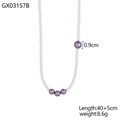 Dettaglio della collana di perle a strati con perle viola da 0,9 cm e chiusura in metallo - Stile Perla Asimmetrica Bianco Viola (GX03157B)