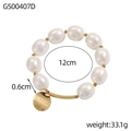 Détail d'un bracelet en perles d'eau douce avec breloque dorée gravée d'un message - Bracelet Perle Disque Inspirant (GS00407D)