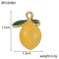 Détail montrant un pendentif citron jaune avec feuilles vertes et anneau doré - Citron Jaune Brillant (BP3304B3)
