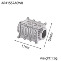 Makroansicht einer rechteckigen Edelstahlschmuckperle mit LOVE-Relief für DIY-Schmuck - Silber LOVE Geprägte Perle (AP41557A0W0)