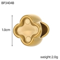 Détail d'une breloque trèfle dorée de 1,0cm avec un poids de 2,0g et vue du trou - Forme Trèfle (BP3404B)