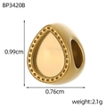 Vue macro d'une perle goutte en acier inoxydable doré avec bordure perlée pour bijoux - Goutte d'Eau Perlee (BP3420B)