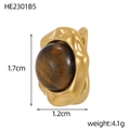 Detailansicht goldener Ohrringe mit Tigerauge-Stein und 1,7 cm Größenangaben im Fokus - Vintage Tigerauge Ohrring (HE2301B5)
