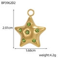 Vue détaillée du pendentif étoile dorée avec gemmes vertes affichant les dimensions du bijou - Pendentif Étoile Strass Vert (BP3962D2)
