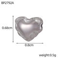 Dettaglio di perla a forma di cuore in acciaio inossidabile, dimensioni 0,68cm x 0,8cm e 0,5g - Perlina a Cuore con Bordo Lucidato (BP2792A)