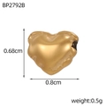 Dettaglio macro del ciondolo a cuore in acciaio dorato, larghezza 0,8cm e peso 0,5g - Perlina a Cuore con Texture Opaca Oro (BP2792B)