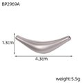 Vista macro di una perla a tubo ricurva in acciaio inossidabile, 4,3cm per 1,3cm - Perlina a Tubo Curvo Argento (BP2969A)