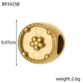 Vue macro détaillée de la breloque ronde plaquée or 18k avec motif floral et dimensions - Fleur à Cinq Pétales en Relief (BP3425B)