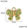 Detailansicht eines goldenen Schleifenanhängers mit grünen Strasssteinen und Maßen - Grüner Strass Schleifenstil (YP4137B5)