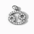 Vue macro du pendentif signe Cancer en argent orné de cristaux blancs brillants - Cancer-Argent
