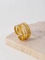 Detail von mehrlagigen goldenen Edelstahlringen mit Hammer- und Kettentexturen - Fünfschichtiger Kombinationsstil (FJ34533D0W0)