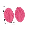 Makroaufnahme der rosa Silikonform in Blattform mit feiner Aderstruktur und Abmessungen - Universal Stil (3241)