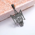 Detalle del colgante de calavera de bufón en acero negro con diseño calado CRAZY - Calavera de Payaso Negro