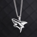 Collier avec pendentif requin pour homme en acier inoxydable sur fond noir texturé élégant - Requin Couleur Acier Chaîne Gourmette