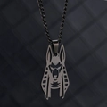 Gros plan détaillé du pendentif Anubis noir évidé avec une chaîne torsadée en acier inox - Anubis Noir Chaîne Gourmette