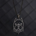 Vue détaillée du pendentif Pitbull avec travail ajouré et chaîne torsadée noire - Bouledogue Noir Chaîne Gourmette