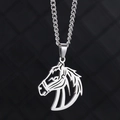 Pendentif tête de cheval évidé en acier inoxydable poli avec chaîne sur fond noir - Cheval Couleur Acier Chaîne Gourmette